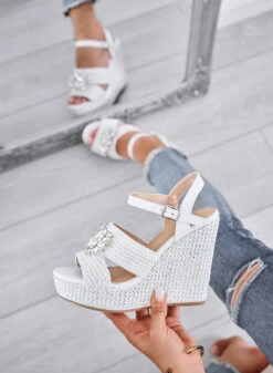 SABRINA - Sandali Bianchi Zeppe Con Cinturino E Maxi Strass -Negozio al dettaglio Alexoo 8 3a3a3473 38b8 4b91 8568 addec0820782