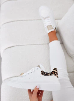 ANDREINA - Sneakers Bianche Con Applicazione Gioiello E Retro Leopardato -Negozio al dettaglio Alexoo 8 5e313713 0526 4739 a02e 9ce53c829a9a