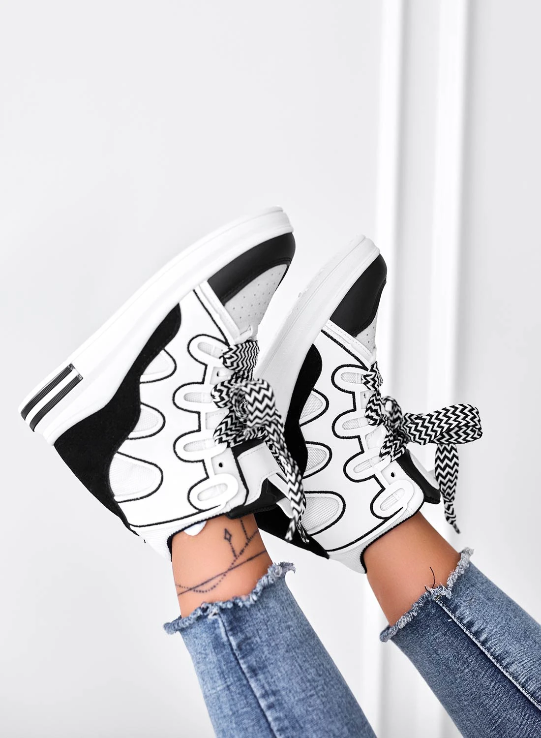 FAUNA - Sneakers Nere Con Zeppa Interna E Lacci In Tessuto 3 FAUNA - Sneakers Nere Con Zeppa Interna E Lacci In Tessuto - immagine 3