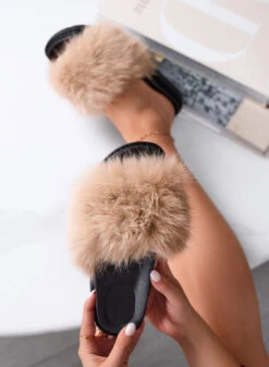 RILEY - Sandali Neri A Ciabatta Con Ecopelliccia Fango 7 RILEY - Sandali Neri A Ciabatta Con Ecopelliccia Fango -Negozio al dettaglio Alexoo 8 8216bb80 47f2 4d0b 846b 5be23324dca8