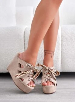 LADY - Sandali Sabot Fango Con Zeppa E Lacci In Tessuto A Fantasia -Negozio al dettaglio Alexoo 8 ae8a02e4 84f9 47f6 8373 57a440ab5800