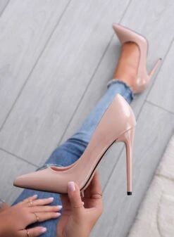 NORIS - Decolletè Beige In Vernice Con Tacco Alto -Negozio al dettaglio Alexoo 8 c3e536b3 392b 4c67 a385 77a0a0543ca4