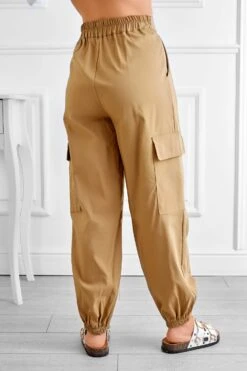 Pantalone Cargo Beige Con Tasche Sui Lati -Negozio al dettaglio Alexoo 8 d207315e 886b 4108 8d52 734ef030e79c
