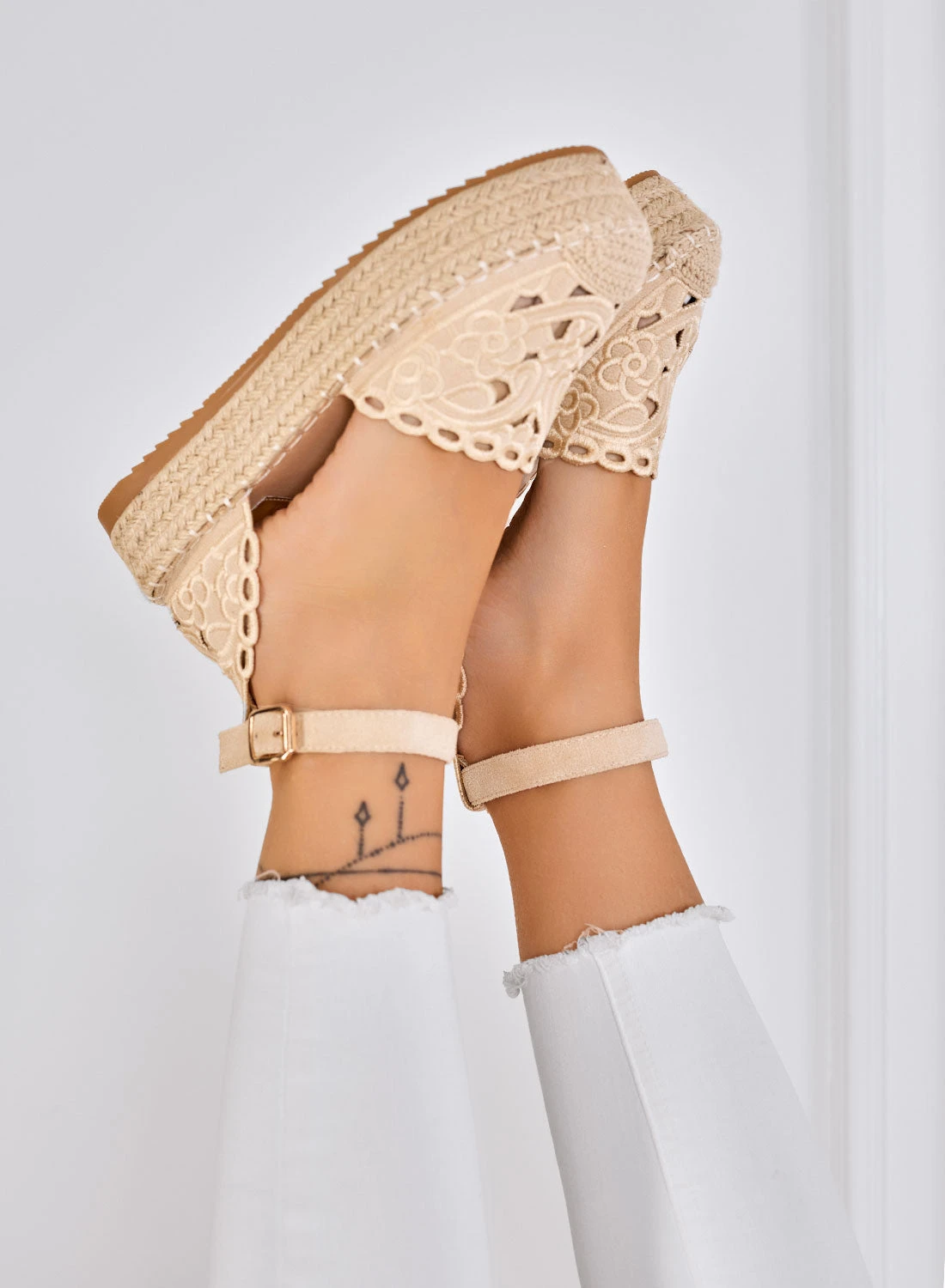 CRISTY - Espadrillas Beige Ricamate Con Cinturino Alla Caviglia E Suola Platform In Corda 3 CRISTY - Espadrillas Beige Ricamate Con Cinturino Alla Caviglia E Suola Platform In Corda - immagine 3
