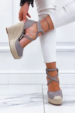 Espadrilles Grigie Con Zeppa E Fasce Ad Incrocio -Negozio al dettaglio Alexoo 9 7 149 677f5e55 bc58 449e 8b76 ecf1d864b3fa