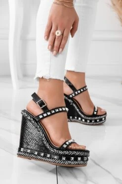 Sandali Neri Con Zeppa E Borchie Argento -Negozio al dettaglio Alexoo 9 80e97f18 d0b2 48b9 a820 70a31dab18b8