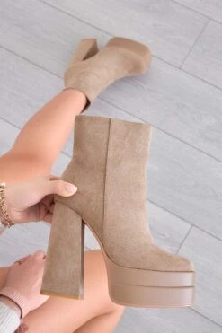 JULY - Tronchetti Fango Scamosciati Con Tacco Alto E Plateau -Negozio al dettaglio Alexoo 9 83e0a83d 957e 461c a869 d6be54f19ef0