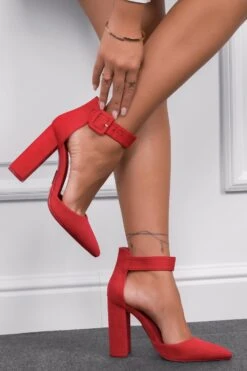 Decolletè Rosse Scamosciate Con Cinturino E Tacco Comodo -Negozio al dettaglio Alexoo 9 8b1da374 9bbd 4e45 8683 3ce3d8e93607