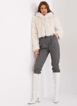 Giacca Corta In Ecopelliccia Con Cappuccio A Pelo Lungo Bianca -Negozio al dettaglio Alexoo 9 c85b7551 6a8a 4f4c 8d0a 63f49d640978