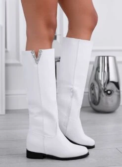 ANGIE - Stivali Bianchi Con Zeppa Interna E Applicazione Gioiello