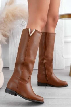 ANGIE - Stivali Camel Con Zeppa Interna E Applicazione Gioello