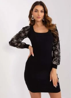 Abito Nero Con Maniche In Velo E Ricamo