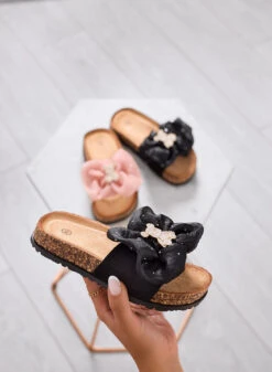 CAIRO - Sandali Neri Ciabatte Bambina Con Fiocco Maxi E Orsetto Gioiello