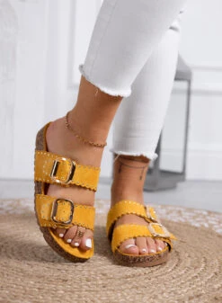 GRETA - Sandali Gialli Ciabatte Con Borchie E Fibbie Oro