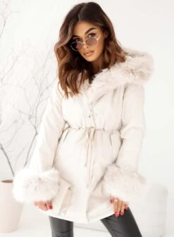 Giacca Panna Imbottita Con Cappuccio E Maniche In Ecopelliccia