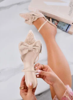 INFINITY - Décolleté Beige A Punta Con Fiocco E Perline Ricamate