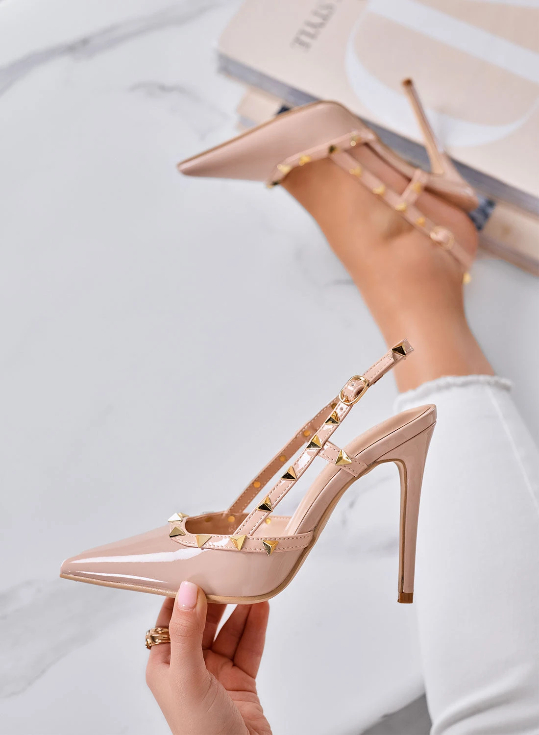 KIMM - Décolleté Nude Slingback Con Borchie Oro E Tacco Alto 1 KIMM - Décolleté Nude Slingback Con Borchie Oro E Tacco Alto
