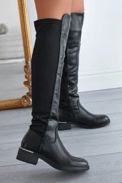 Stivali Neri Alla Coscia In Tessuto Elastico Sul Retro