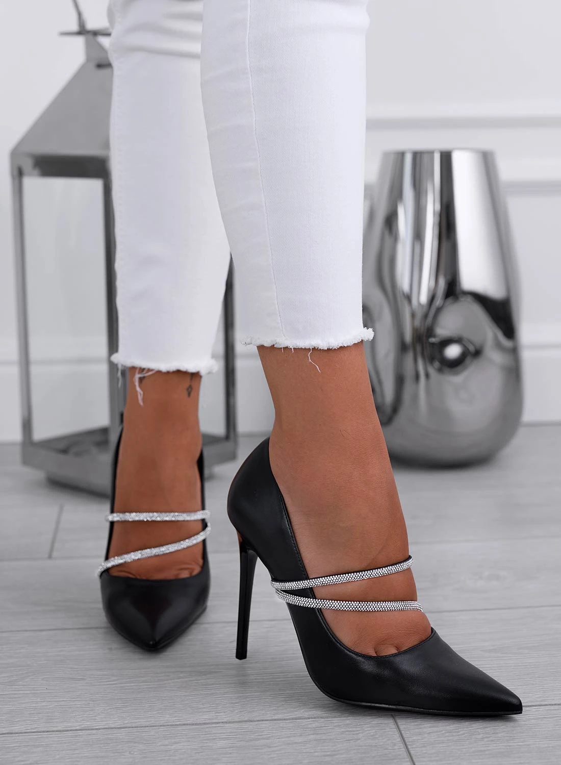 Decolletè Nere Con Tacco Alto E Fasce In Strass 1 Decolletè Nere Con Tacco Alto E Fasce In Strass