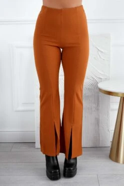 Pantalone Camel A Zampa Con Spacco Frontale