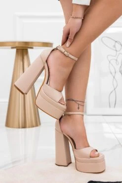 Sandali Beige Con Tacco Alto E Cinturino